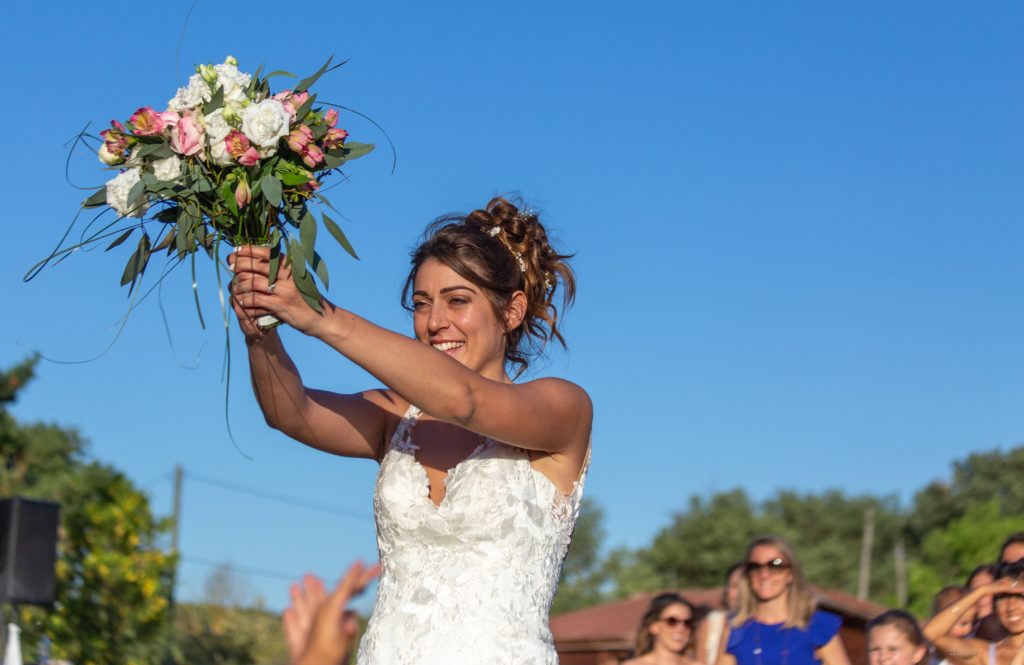 Le jeté de bouquet de la mariée