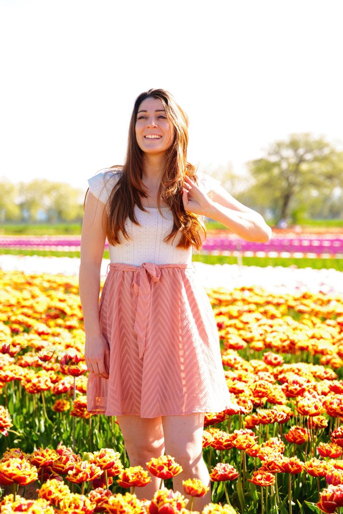 Jeune femme dans un champs de tulipe dans le sud de la france